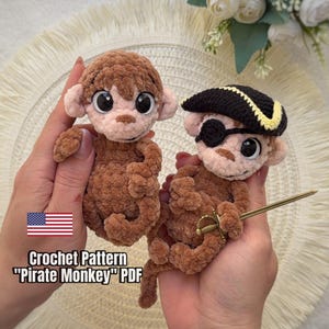 Puede incluir: Dos monos de peluche tejidos a ganchillo en color marrón, uno sencillo y otro con sombrero de pirata negro con borde amarillo, parche en el ojo negro y una pequeña espada dorada. El texto dice Crochet Pattern Pirate Monkey PDF.