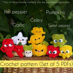 Puede incluir: Una colección de verduras de ganchillo hechas a mano, que incluyen un pimiento rojo, ajo blanco, calabazas amarillas, apio verde y pimientos rojos y amarillos. El texto "Crochet pattern (Set of 5 PDFs)" se muestra en la parte inferior.