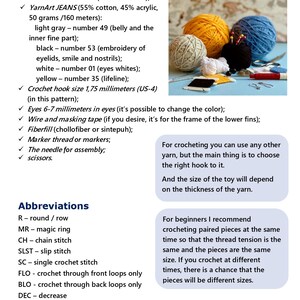 K&ouml;nnte beinhalten: Eine Liste von Materialien und Abk&uuml;rzungen zum H&auml;keln eines Spielzeugs. Die Materialien umfassen Garn in verschiedenen Farben, H&auml;kelnadeln, F&uuml;llwatte, Draht und Abklebeband. Die Abk&uuml;rzungen umfassen R f&uuml;r Runde, MR f&uuml;r magischen Ring, CH f&uuml;r Kettmasche, SLST f&uuml;r Schlupfstich, SC f&uuml;r feste Masche, FLO f&uuml;r H&auml;keln durch die vorderen Schlaufen nur, BLO f&uuml;r H&auml;keln durch die hinteren Schlaufen nur, DEC f&uuml;r Abnahme und INC f&uuml;r Zunahme.