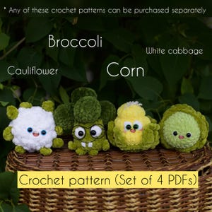 Op de afbeelding: Een set van vier haakpatronen voor groenten: bloemkool, broccoli, maïs en witte kool. Elke gehaakte groente heeft een uniek, vriendelijk gezicht. De tekst op de afbeelding luidt "Crochet pattern (Set of 4 PDFs)".