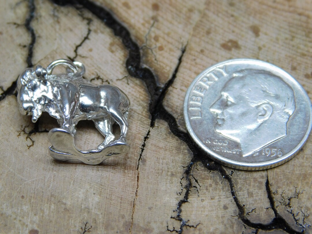 Pendentif en argent répresentant un bison. Harpo Paris