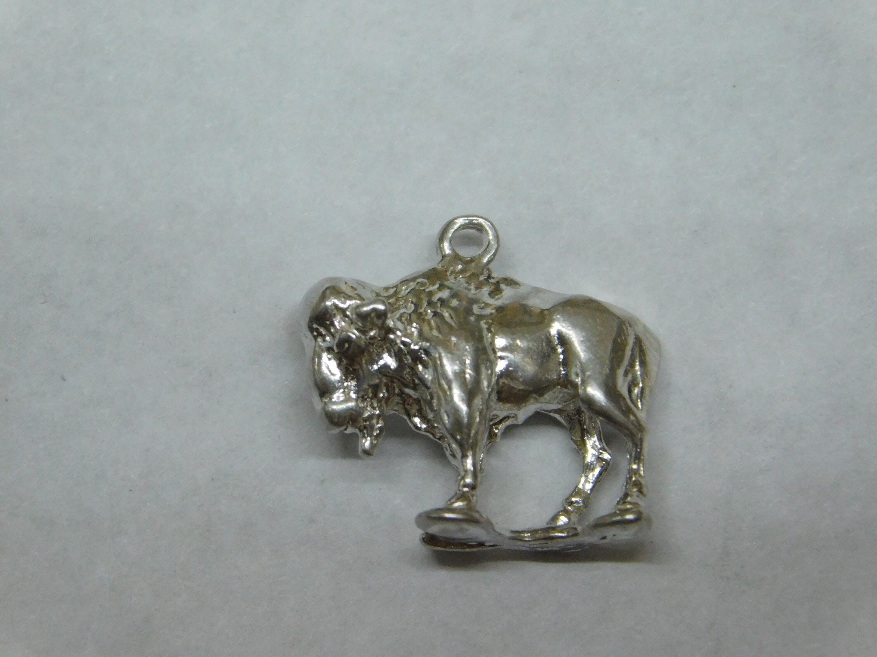 Pendentif en argent représentant un bison. Harpo Paris