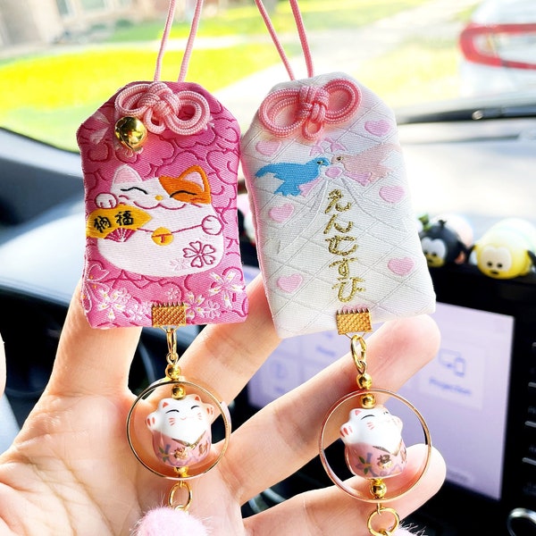Charmant charme de voiture chat multicolore, charme de voiture amulette japonaise, accessoires de voiture bricolage de style japonais, amulette personnalisée nouveau style !