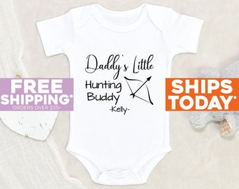 Country Baby Clothes Daddy’s Little Hunting Buddy Nom personnalisé Baby Onesie Custom Deer Baby Clothes Cute Onesie®® Baby Shower Gift