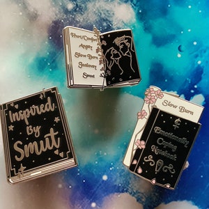 Fan-Fiction Emaille Pin - Emotional Coping Slow Burn Lovers Inspiriert von AO3 Smut Fluff - Hard Emaille Pins