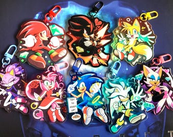 Può includere: Set di otto portachiavi in acrilico colorati con personaggi della serie di videogiochi Sonic the Hedgehog. I personaggi includono Sonic, Tails, Knuckles, Shadow, Amy, Rouge, Silver e Blaze. Ogni portachiavi ha un design unico e include un anello di metallo per attaccarlo a chiavi o borse.