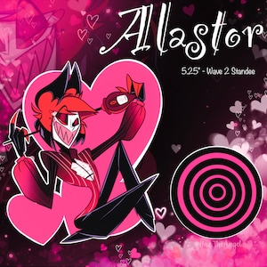Puede incluir: Alastor, un personaje de dibujos animados del programa Hazbin Hotel, se representa en un marco en forma de corazón rosa. Está sosteniendo un micrófono y tiene una sonrisa traviesa. La imagen también incluye un objetivo rosa y negro con círculos concéntricos. El texto "5.25" - Wave 2 Standee" es visible en la esquina superior derecha.