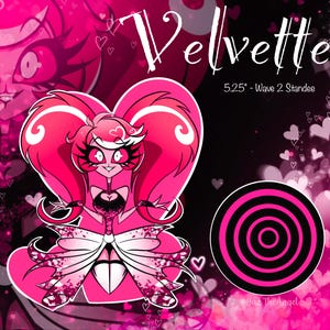Może przedstawiać: Różowa i czarna ilustracja postaci o imieniu Velvette, stojącej figurki o wysokości 13,3 cm z fali 2. Postać ma na sobie różową sukienkę z dużą kokardą i różowe włosy z dwoma warkoczami. Tło to różowy i czarny wzór serc.