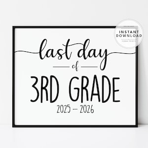 Può includere: Stampa in bianco e nero incorniciata con la scritta "last day of 3rd grade 2025-2026". La stampa ha uno sfondo bianco e un bordo nero. Un piccolo adesivo circolare nell'angolo in alto a destra dice "Download istantaneo".