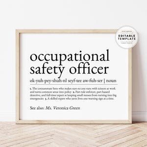 Könnte beinhalten: Ein schwarz-weißes, druckbares Wandbild mit der Definition eines Sicherheitsbeauftragten. Der Text lautet: "occupational safety officer ok-yuh-pey-shuh-nl seyf-tee aw-fuh-ser | noun 1. Der Vollblutheld, der dafür sorgt, dass niemand mit Scheren auf der Arbeit herumläuft und der gesunden Menschenverstand in Politik umwandelt 2. Teilweise Regelvollstrecker, teilweise Gefahren-Detektiv und Vollzeit-Experte, um kleine Unfälle zu verhindern, die zu großen Notfällen werden 3. Ein erfahrener Experte, der Leben rettet, ein Warnschild nach dem anderen. Siehe auch: Frau Veronica Green"
