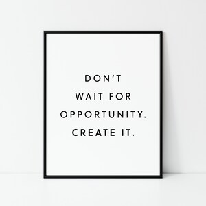 Peut inclure: Impression d'une citation motivationnelle en noir et blanc dans un cadre noir. La citation dit "N'attendez pas l'opportunité. Créez-la."