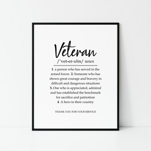 Puede incluir: Impresi&oacute;n de arte imprimible en blanco y negro con la palabra "Veteran" definida como una persona que ha servido en las fuerzas armadas, alguien que ha demostrado coraje y valent&iacute;a, alguien que es apreciado y admirado, y un h&eacute;roe para su pa&iacute;s. La impresi&oacute;n tambi&eacute;n incluye el texto "Gracias por su servicio."