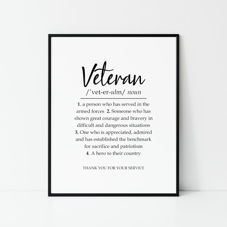 Puede incluir: Impresi&oacute;n de arte imprimible en blanco y negro con la palabra "Veteran" definida como una persona que ha servido en las fuerzas armadas, alguien que ha demostrado coraje y valent&iacute;a, alguien que es apreciado y admirado, y un h&eacute;roe para su pa&iacute;s. La impresi&oacute;n tambi&eacute;n incluye el texto "Gracias por su servicio."