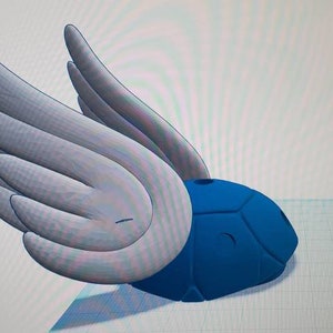 Peut inclure: Modèle imprimé en 3D d'un objet bleu avec des ailes blanches. Les ailes sont déployées et l'objet est posé sur une surface blanche.