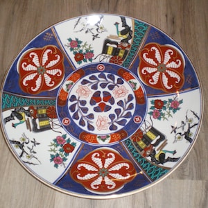 Prachtige ZELDZAME enorme Japanse Imari-oplader 15 1/2" kruislings - handgeschilderd met hanen - kar - kersenbloesembomen - Japanse ontwerpen goud vergulden