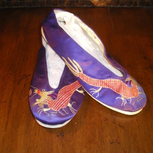 Beautiful Antique Chinese Royal Blue Silk Hand Embroidered Dragon Shoes size 6