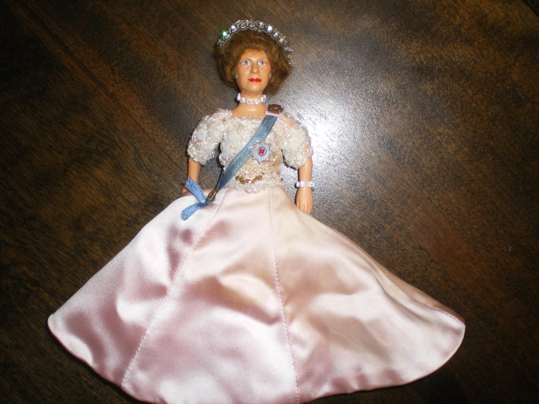 Peggy Nisbet Dolls - A Collector's Guide and illustrated listing - Queen Elizabeth I