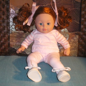 Lalka Darling Madam Alexander „My Little Girl Doll” w oryginalnym różowym stroju – niebieskie oczy – czerwone kręcone kucyki z różowymi wstążkami 15" wysokości EUC