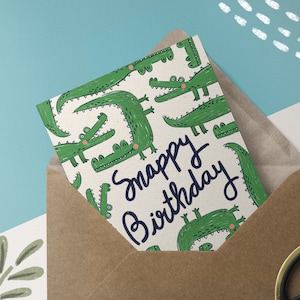 CARTÃO DE ANIVERSÁRIO SNAPPY - Cartão de crocodilo de feliz aniversário A6, cartão reciclado extra grosso fosco - em branco por dentro