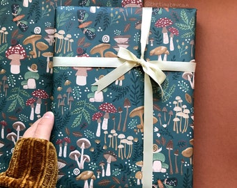 Papel de regalo con ilustraciones de hongos (hoja doblada A2+) - Fungi - Papelería bonita - Papel de regalo - Regalo de hongos - Sostenible