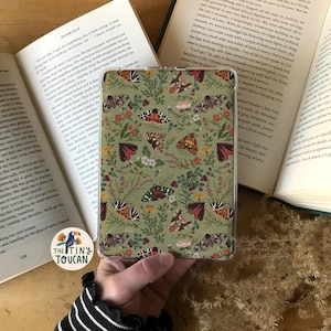 E-Reader/Kindle illustrés British Moths. Papier cartonné texturé haut de gamme. Choisissez et mélangez les modèles. Motifs cottagecore.