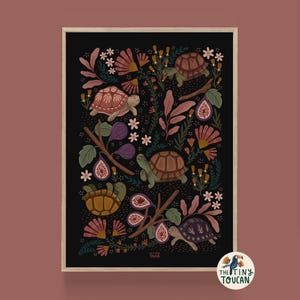 Op de afbeelding: Een ingelijste kunstprint met een zwarte achtergrond, met een patroon van schildpadden, vijgen en bloemen in bruin, roze en groen. De illustratie heeft een grillige stijl, geplaatst in een houten frame.