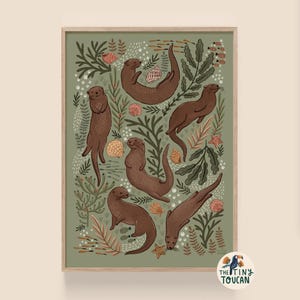 Puede incluir: Una impresión artística enmarcada con una ilustración de nutrias marrones en varias poses, rodeadas de algas verdes, conchas marinas y estrellas de mar sobre un fondo verde apagado. La obra de arte tiene un tema lúdico inspirado en la naturaleza.