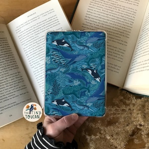 E-reader/Kindle illustrés de baleines. Papier cartonné texturé haut de gamme. Choisissez et mélangez les modèles. Motifs cottagecore.