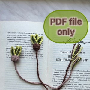 Peut inclure: Deux marque-pages en crochet en fil brun, vert et jaune. Les marque-pages sont en forme de petite plante avec des feuilles et une tige brune. Le texte "PDF file only" est visible en arrière-plan.