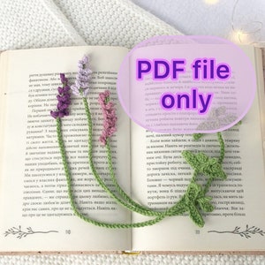 Puede incluir: Marcadores de ganchillo lavanda y verdes con un diseño floral, colocados en las páginas de un libro. Los marcadores presentan capullos de flores moradas y rosas y hojas verdes. La imagen incluye el texto "PDF file only".