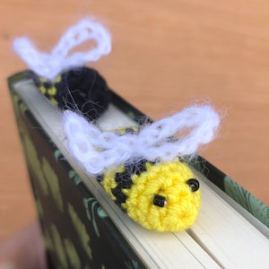 Set of 2 bee crochet bookmarks, Gift for booklovers