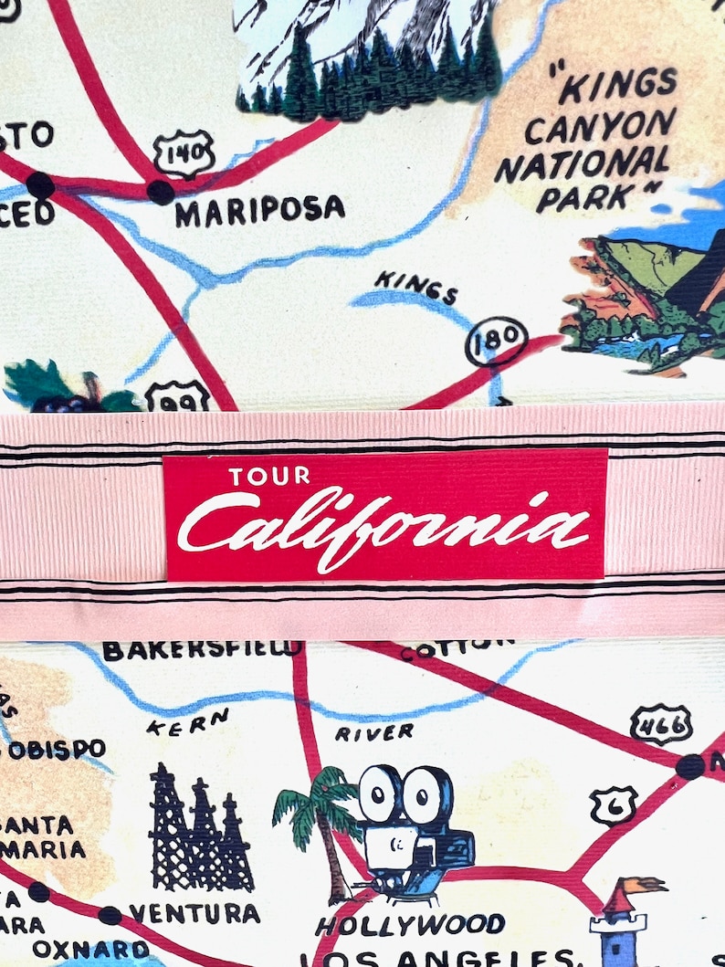 Pu&ograve; includere: Una mappa vintage della California con strade rosse, nomi di citt&agrave; e illustrazioni di punti di riferimento. La mappa include il testo "TOUR California" in uno striscione rosso. La mappa presenta illustrazioni di montagne, una cinepresa e un castello.
