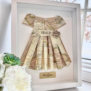Vestido enmarcado con mapa de Italia personalizado, regalo italiano para bebé, decoración vintage para habitación infantil, decoración para habitación infantil Grandmillenial, decoración coqueta para habitación infantil, vestido enmarcado imagen 1