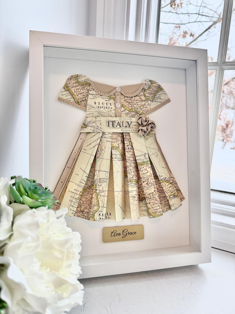 Vestido enmarcado con mapa de Italia personalizado, regalo italiano para bebé, decoración vintage para habitación infantil, decoración para habitación infantil Grandmillenial, decoración coqueta para habitación infantil, vestido enmarcado imagen 1