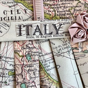 Puede incluir: Un mapa vintage de Italia con la palabra "ITALIA" impresa en negro sobre una pancarta beige. El mapa est&aacute; doblado y muestra varias regiones de Italia, incluyendo Umbr&iacute;a, Perugia y Toscana. El mapa est&aacute; impreso en papel color crema con l&iacute;neas verdes y marrones.