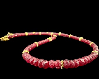 Natuurlijke robijnrode kralenketting, kralenarmband robijnrode ketting, handgemaakte edelsteensieraden, ketting met geslepen facetkralen
