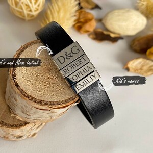 Puede incluir: Pulsera de cuero negro con abalorios de metal plateado grabados con los nombres "D&G", "Robert", "Sophia" y "Emily".