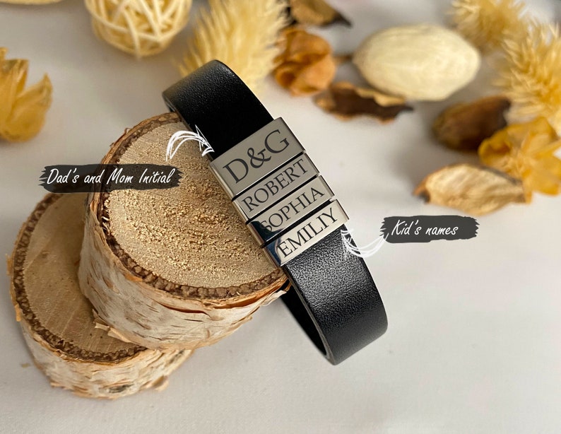 Puede incluir: Pulsera de cuero negro con abalorios de metal plateado grabados con los nombres "D&G", "Robert", "Sophia" y "Emily".