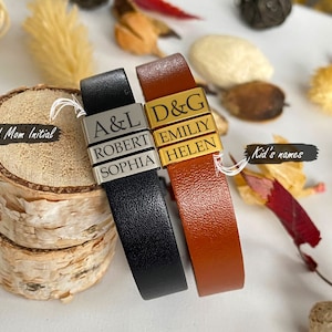 Puede incluir: Dos pulseras de cuero con abalorios de metal personalizados. La pulsera negra tiene las iniciales "A&L" y los nombres "Robert" y "Sophia". La pulsera marr&oacute;n tiene las iniciales "D&G" y los nombres "Emily" y "Helen".
