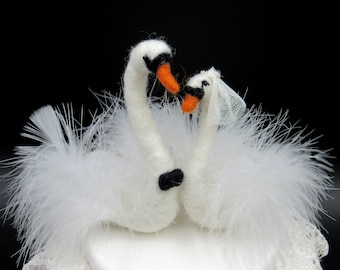 白鳥のウェディングケーキトッパー パーソナライズされた白鳥のケーキトッパー 湖の結婚式のためのユニークなケーキトッパー