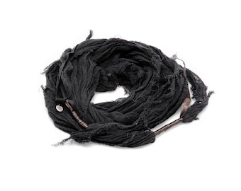Lenço/xale em algodão orgânico preto tingido à mão: detalhes em couro e prata de lei
