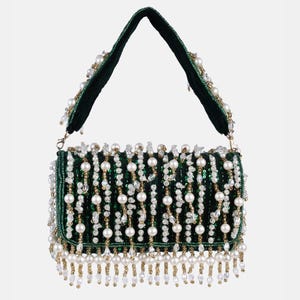 Könnte beinhalten: Eine grüne Samt-Handtasche mit einem perlenbesetzten Riemen und einem Fransenbesatz aus Perlen und Perlen.