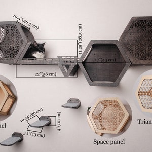 Puede incluir: Un &aacute;rbol para gatos de pared con estantes hexagonales y una plataforma triangular. Los estantes est&aacute;n hechos de madera y tienen un patr&oacute;n geom&eacute;trico. El &aacute;rbol tiene 56 cm de ancho y 38 cm de alto. Los estantes tienen 26 cm de ancho y 43 cm de ancho. La plataforma triangular tiene 28,5 cm de ancho.