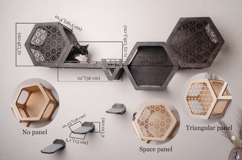Puede incluir: Un &aacute;rbol para gatos de pared con estantes hexagonales y una plataforma triangular. Los estantes est&aacute;n hechos de madera y tienen un patr&oacute;n geom&eacute;trico. El &aacute;rbol tiene 56 cm de ancho y 38 cm de alto. Los estantes tienen 26 cm de ancho y 43 cm de ancho. La plataforma triangular tiene 28,5 cm de ancho.