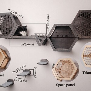 Puede incluir: Un &aacute;rbol para gatos de pared con estantes hexagonales y una plataforma triangular. Los estantes est&aacute;n hechos de madera y tienen un patr&oacute;n geom&eacute;trico. El &aacute;rbol tiene 56 cm de ancho y 38 cm de alto. Los estantes tienen 26 cm de ancho y 43 cm de ancho. La plataforma triangular tiene 28,5 cm de ancho.