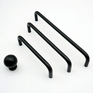 Puede incluir: Un conjunto de herrajes negros para armarios, que incluye tres tiradores de barra y un pomo redondo. Los tiradores de barra tienen diferentes longitudes y todas las piezas tienen un acabado mate. Para armarios y cajones.