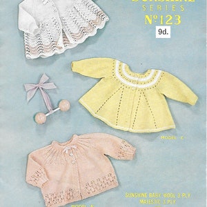 Peut inclure: Un livret de modèles de tricot pour trois pulls pour bébés. Les pulls sont blanc, jaune et rose. Le modèle s'appelle "Sirdar Sunshine Series No. 123" et coûte 9 pence. Les options de fil sont Sunshine Baby Wool 3 ply, Majestic 3 ply ou Baby Nylon 3 ply. Les pulls sont pour les bébés de la naissance à 6 mois.