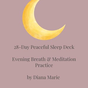 Könnte beinhalten: Eine Karte mit einer Illustration eines gelben Halbmonds auf einem mauvefarbenen Hintergrund. Der Text lautet "28-Day Peaceful Sleep Deck", "Evening Breath & Meditation Practice" von Diana Marie.