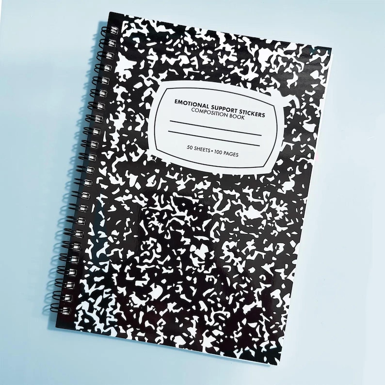 K&ouml;nnte beinhalten: Ein spiralgebundenes Notizbuch mit einem klassischen schwarz-wei&szlig; gesprenkelten Einband. Das wei&szlig;e Etikett auf der Vorderseite tr&auml;gt den Text EMOTIONAL SUPPORT STICKERS COMPOSITION BOOK, 50 SHEETS 100 PAGES sowie zwei horizontale Linien.