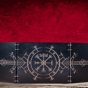 Może przedstawiać: Czarny, trójdzielny ekran stołowy z pozłacanym wzorem róży wiatrów. Ekran wykonany jest z drewna i ma rustykalny wygląd. Tło jest w kolorze głębokiej czerwieni.